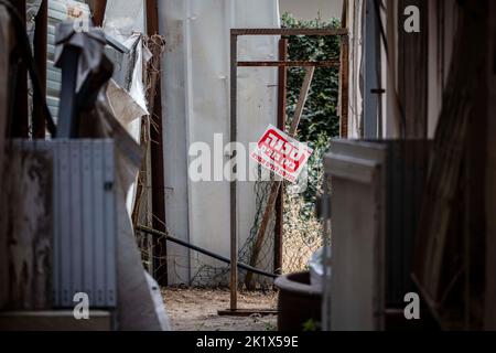 Tel Aviv, Israel. 21. September 2022. Ein Blick auf den Ort, an dem der Leichnam eines palästinensischen Mannes, der eine 84-jährige israelische Frau in der Stadt Holon ermordet hatte, in Tel Aviv gefunden wurde. Die Polizei suchte nach ihm, als sie diesen Mord als Terroranschlag erklärten. Quelle: Ilia Yefimovich/dpa/Alamy Live News Stockfoto