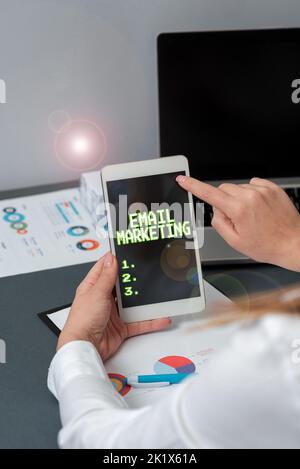 Konzeptionelle Anzeige E-Mail MarketingSenden einer kommerziellen Nachricht an eine Gruppe von Menschen per E-Mail. Wort zum Senden einer Werbebotschaft an einen Stockfoto