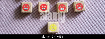 Buchstaben Z V wütend aggressive und verängstigte Bilder auf Würfel Stockfoto
