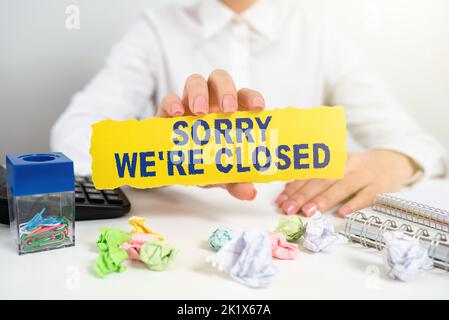 Textunterschrift präsentiert Sorry We re CloseExpression of Reue Disappointment Not Open Sign. Konzeptuelles Foto Ausdruck von Bedauern Enttäuschung Stockfoto