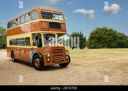 Tenterden, Kent, vereinigtes Königreich, 21, August, 2022, seltener brauner Vintage leyland Doppeldeckerbus außerhalb des blauen Himmels Stockfoto