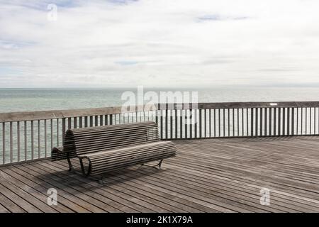 Moderne Holzbank mit Blick auf das Meer Stockfoto