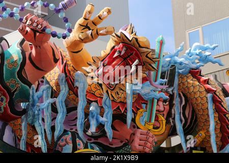 Farbenfrohe Festwagen auf dem Aomori Nebuta Festival Stockfoto