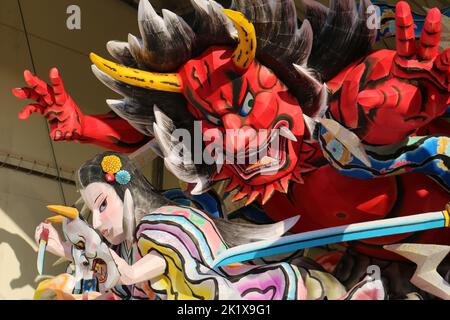 Farbenfrohe Festwagen auf dem Aomori Nebuta Festival Stockfoto