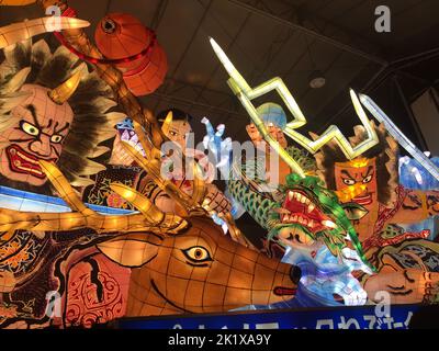 Farbenfrohe Festwagen auf dem Aomori Nebuta Festival Stockfoto