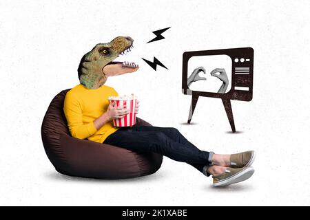 Composite Collage von Person Dinosaurier Kopf sitzend Sitzsack essen Popcorn Fernsehen isoliert auf kreativen Hintergrund Stockfoto