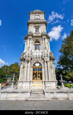 Berühmter Uhrenturm des Dolmabahce Palastes in Istanbul, Türkei. Stockfoto