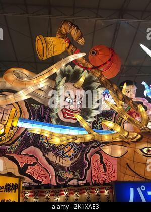 Farbenfrohe Festwagen auf dem Aomori Nebuta Festival Stockfoto