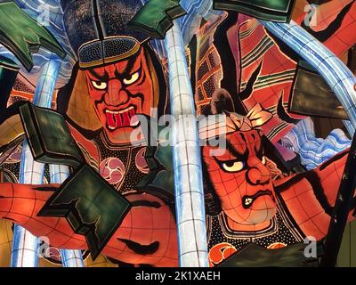 Farbenfrohe Festwagen auf dem Aomori Nebuta Festival Stockfoto