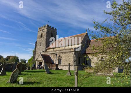 Außenansicht der Kirche St. James the Less im Dorf Sulgrave, Northamptonshire, Großbritannien; früheste Teile stammen aus dem 14.. Jahrhundert. Stockfoto