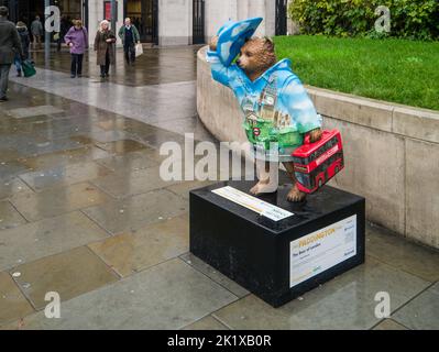 Paddington Bear Statue, entworfen von Boris Johnson, genannt Bear of London, Trafalgar Square, London. Stockfoto