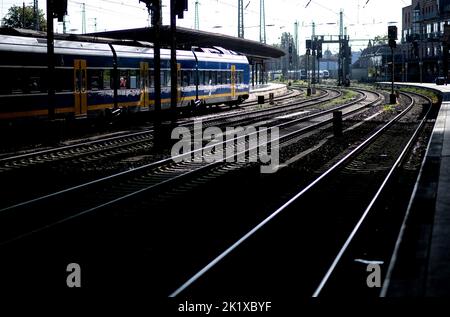 Bremen, Deutschland. 16. September 2022. Mehrere Gleise führen durch den Hauptbahnhof in der Innenstadt. Im Hintergrund steht eine Regio S-Bahn der NordWestBahn an einem Bahnsteig. Quelle: Hauke-Christian Dittrich/dpa/Alamy Live News Stockfoto