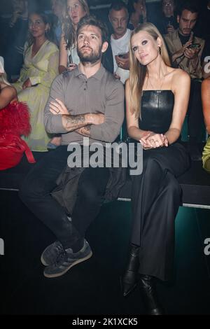 Mailand, Italien, 20. September 2022. Toni Garrn, Alex Pettyfer, entdeckte die erste Reihe der Eröffnungsgala der About You Fashion Week im Scalo Farini während der Milan Fashion Week Women Spring/Summer 2023 am 20. September 2022 in Mailand, Italien. Foto von Marco Piovanotto/ABACAPRESS.COM Stockfoto
