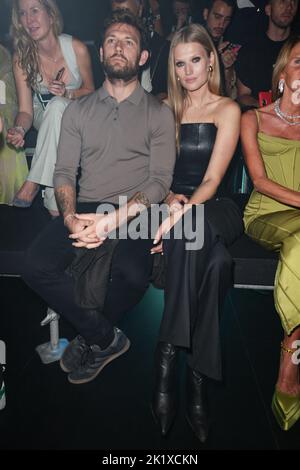 Mailand, Italien, 20. September 2022. Toni Garrn, Alex Pettyfer, entdeckte die erste Reihe der Eröffnungsgala der About You Fashion Week im Scalo Farini während der Milan Fashion Week Women Spring/Summer 2023 am 20. September 2022 in Mailand, Italien. Foto von Marco Piovanotto/ABACAPRESS.COM Stockfoto