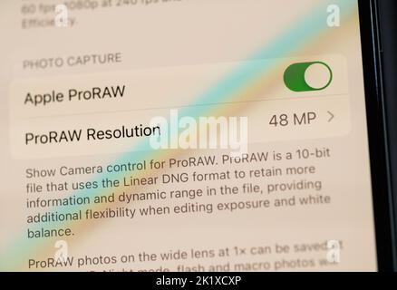 Paris, Frankreich - 17. Sep 2022: Das professionelle Apple ProRaw mit einer Auflösung von 48 mp Megapixeln im linearen DNG-Format hat am Tag der Markteinführung das neue Smartphone-Telefon iPhone 14 Pro von Apple Computers eingeschaltet Stockfoto