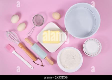 Backform, arrangiert, Bäckerei, Backen, Backkruste, Backwerkzeuge, Keks, Schüssel, Schüsseln, Butter, Konfektion, Konditor, Dessert, Teig, Ei, Eier, f Stockfoto