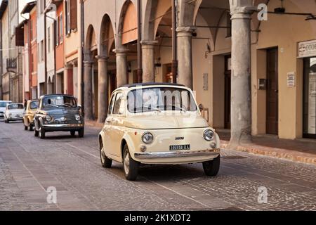 Oldtimer Fiat 500 R (1973) bei Oldtimer-Rallye Citta di Meldola, am 8. Oktober 2017 im FC Meldola, Italien Stockfoto