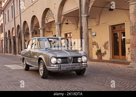 Oldtimer Alfa Romeo Giulia (1971) bei der Oldtimer-Rallye Citta di Meldola, am 8. Oktober 2017 im FC Meldola, Italien Stockfoto