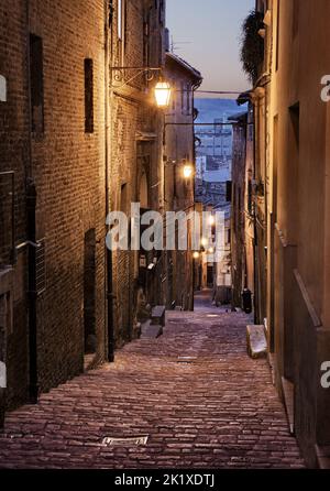 Jesi, Ancono, Marche, Italien: Malerische schmale Gasse bei Nacht in der Altstadt der mittelalterlichen italienischen Stadt Stockfoto