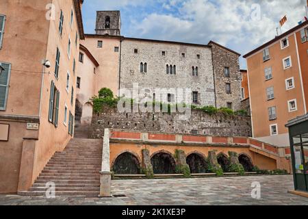 Grasse, Provence-Alpes-Cote d’Azur, Frankreich: Platz des Bischofs (Place de l'eveche) mit den alten Waschhäusern in der Altstadt der malerischen Franzosen Stockfoto