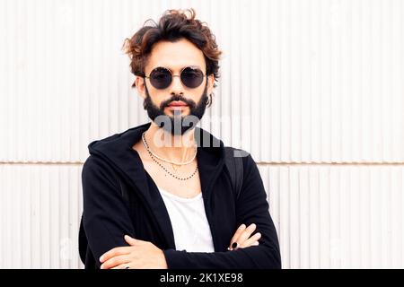 Porträt eines jungen Mannes mit Bart und Sonnenbrille Stockfoto