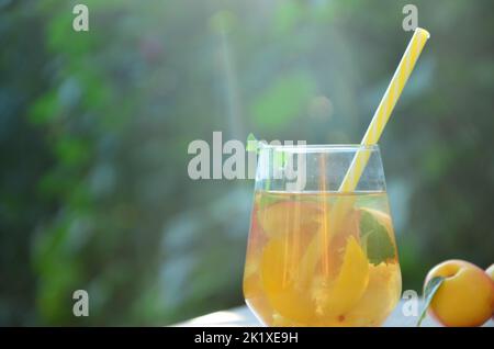 Sommergetränke mit Minze- und Pfirsich-Cocktails und Eis in Gläsern. Erfrischende Sommer hausgemachte alkoholische oder nicht-alkoholische cocktailor Detox infundiert Stockfoto