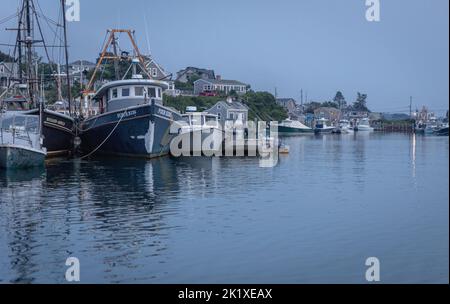 Ein kommerzielles Fischer- und Hummerboot in der Abenddämmerung in einem Hafen von Neuengland Stockfoto