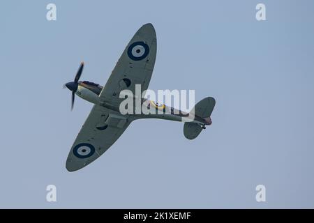 RAF Battle of Britain Memorial Flight Spitfire zeigt auf der Blackpool Air Show 2022 Stockfoto