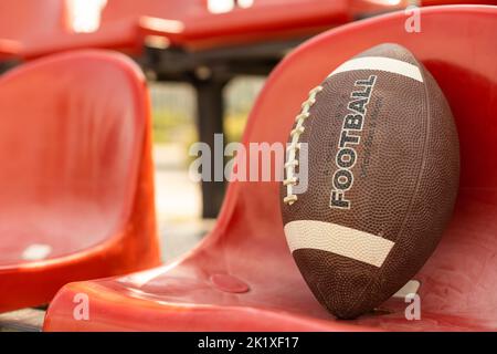 American Football Ball auf der Tribüne des Stadions Stockfoto