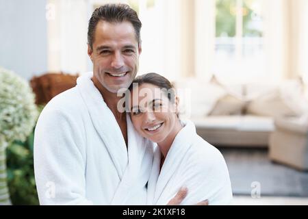 Völlig entspannt in der Gesellschaft des anderen. Ein Paar in Roben in einem Day Spa. Stockfoto