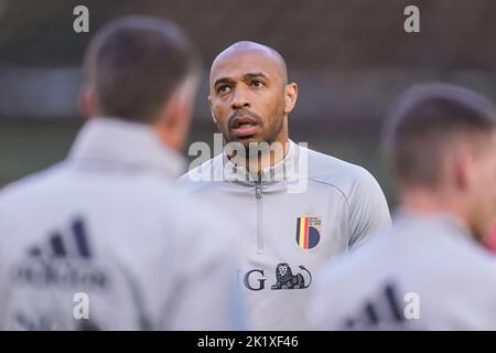 BRÜSSEL, BELGIEN - 8. JUNI: Assistenztrainer Thierry Henry aus Belgien blickt vor der UEFA Nations League Auf Ein Spiel der Gruppe 4 zwischen Belgien und Polen beim Stade ROI Baudouin am 8. Juni 2022 in Brüssel, Belgien (Foto: Joris Verwijst/Orange Picles) Stockfoto