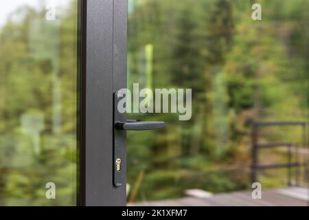 Modernes Witwe-Glas mit schwarzem Aluminiumrahmen im Haus, modernes Haus Stockfoto