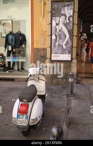 Vespa Scooter und Sophia Loren Filmplakat in Bologna Italien Stockfoto