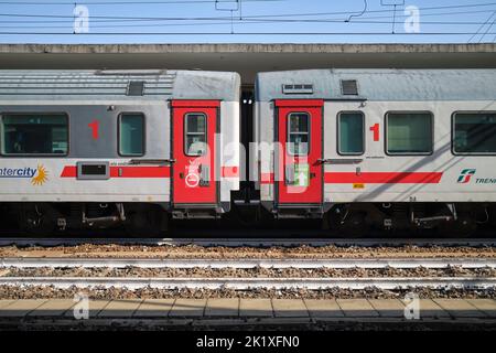 Intercity-Zug am Bahnsteig des Bologna Centrale Bahnhofs in Bologna Italien Stockfoto