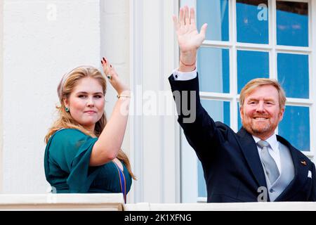 Den Haag, Niederlande. 20. September 2022. DEN HAAG, NIEDERLANDE - 20. SEPTEMBER: Prinzessin Amalia von den Niederlanden und König Willem-Alexander von den Niederlanden auf dem Balkon des Palais Noordeinde nach der Eröffnung des Parlamentsjahres am 20. September 2022 in Den Haag, Niederlande. (Foto von P van Katwijk/Getty Images) *** Local Caption *** King Willem-Alexander ; Princess Amalia Credit: dpa/Alamy Live News Stockfoto