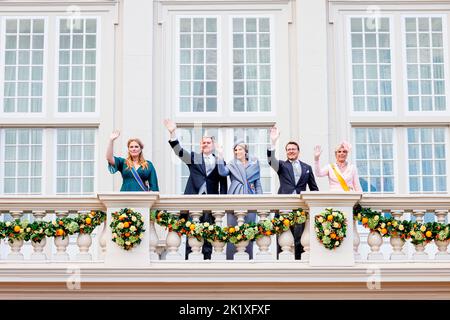 Den Haag, Niederlande. 20. September 2022. DEN HAAG, NIEDERLANDE – SEPTEMBER 20: L-R Prinzessin Amalia von den Niederlanden, König Willem-Alexander von den Niederlanden, Königin Maxima von den Niederlanden, Prinz Constantijn von den Niederlanden und Prinzessin Laurentien von den Niederlanden auf dem Balkon des Palace Noordeinde nach der Eröffnung des Parlamentsjahres am 20. September 2022 in Den Haag, Niederlande. (Foto von P van Katwijk/Getty Images) *** Local Caption *** King Willem-Alexander ; Queen Maxima ; Princess Amalia ; Prince Constantijn ; Princess Laurentien Credit: dpa/Alamy Live News Stockfoto