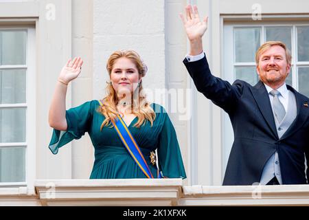 Den Haag, Niederlande. 20. September 2022. DEN HAAG, NIEDERLANDE - 20. SEPTEMBER: Prinzessin Amalia von den Niederlanden und König Willem-Alexander von den Niederlanden auf dem Balkon des Palais Noordeinde nach der Eröffnung des Parlamentsjahres am 20. September 2022 in Den Haag, Niederlande. (Foto von P van Katwijk/Getty Images) *** Local Caption *** King Willem-Alexander ; Princess Amalia Credit: dpa/Alamy Live News Stockfoto