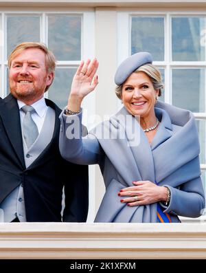 Den Haag, Niederlande. 20. September 2022. DEN HAAG, NIEDERLANDE - 20. SEPTEMBER: König Willem-Alexander von den Niederlanden und Königin Maxima von den Niederlanden auf dem Balkon des Palastes Noordeinde nach der Eröffnung des Parlamentsjahres am 20. September 2022 in Den Haag, Niederlande. (Foto von P van Katwijk/Getty Images) *** Local Caption *** King Willem-Alexander ; Queen Maxima ; Princess Amalia ; Prince Constantijn ; Princess Laurentien Credit: dpa/Alamy Live News Stockfoto