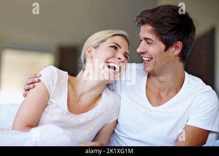 Liebe macht es sich gelohnt. Ein glückliches junges Paar genießt die gemeinsame Zeit zu Hause. Stockfoto