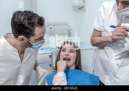 Teen weiblich mit Zahnschmerzen Schmerzen sitzen auf dem Zahnstuhl während der Zahnuntersuchung Stockfoto
