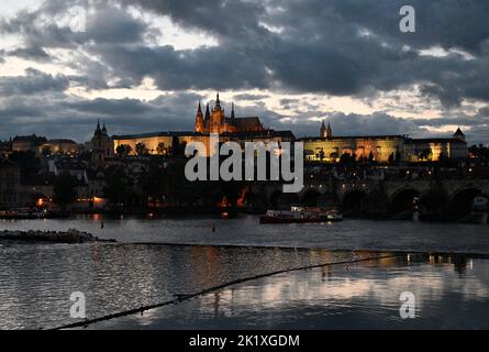 Prager Burg und Moldau in Prag, Tschechische Republik, 20. September 2022. (CTK Photo/Michal Krumphanzl) Stockfoto