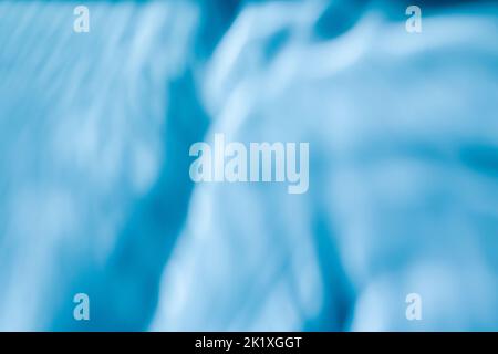 Schatten und Licht ätzende Wirkung auf blaue Wand Stockfoto