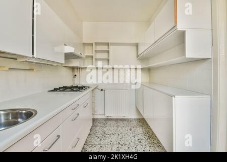 Gut organisierte kleine Wohnküche Interieur mit Möbeln Wohnung Stockfoto