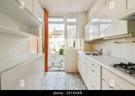 Gut organisierte kleine Wohnküche Interieur mit Möbeln Wohnung Stockfoto