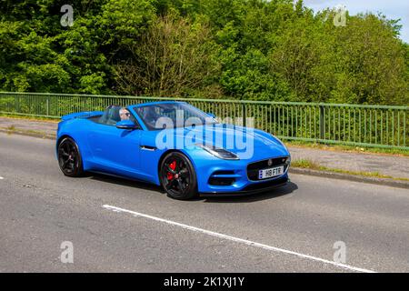 2017 Britischer JAGUAR F-TYPE V8 AWD 5000cc Benziner-Supersportwagen mit 8-Gang-Automatikgetriebe; auf der Autobahn M6 in Großbritannien Stockfoto