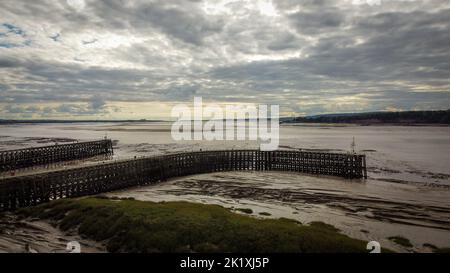 Ein Eingang eines Docks am Berkeley Pier in Gloucestershire, England unter einem bewölkten Himmel Stockfoto