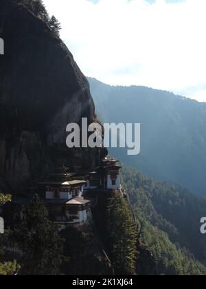 Eine vertikale Aufnahme der buddhistischen Stätte Paro Taksang in Paro, Bhutan, die am Rand des Felsens Vajrayana im Himalaya liegt Stockfoto