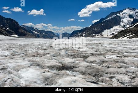 Das weite Eisfeld des Konkordiaplatzes, Blick auf den Aletschgletscher dahinter, Aletschgebiet, Grindelwald, Berner Oberland, Schweiz Stockfoto