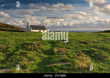Mwnt ist eine abgeschiedene Bucht an der küste von ceredigion über einem wunderschönen Strand befindet sich die Holly Cross Kirche aus dem 14.. Jahrhundert Stockfoto