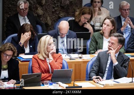 Den Haag, Niederlande. 21.. September 2022. DEN HAAG - Niederlande, 2022-09-21 11:31:02 DEN HAAG - Premierminister Mark Rutte (VVD) und Finanzminister Sigrid Kaag (D66) während des ersten Tages der allgemeinen politischen Reflexionen, der Debatte nach der Rede des Throns am Haushaltstag. Während der Aussprache wurden die wichtigsten Punkte des Millionenhaushalts und des nationalen Haushalts diskutiert. Quelle: ANP/Alamy Live News Stockfoto